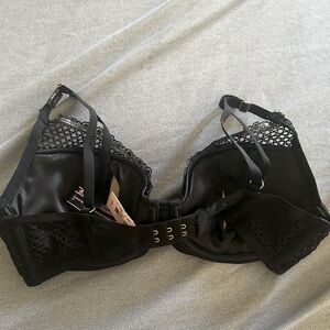NEW Victoria’s Secret black bra 32D